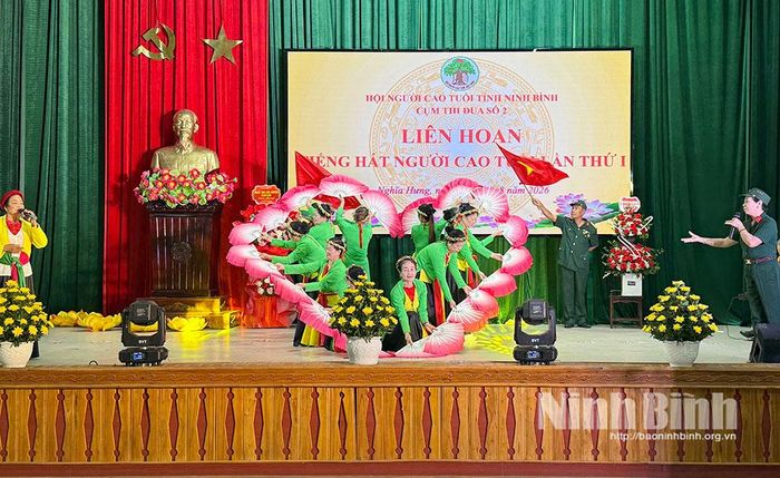 Tiết mục biểu diễn văn nghệ tại Liên hoan Tiếng hát Người cao tuổi lần thứ I.