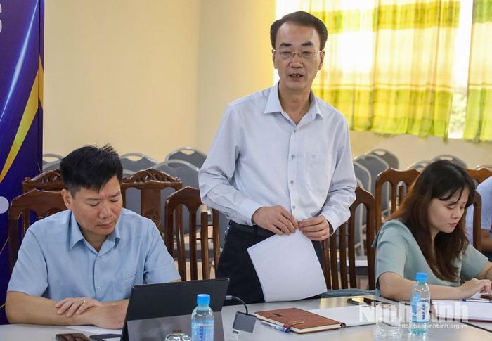 Lãnh đạo Báo và phát thanh, truyền hình tỉnh phát biểu tại hội nghị.