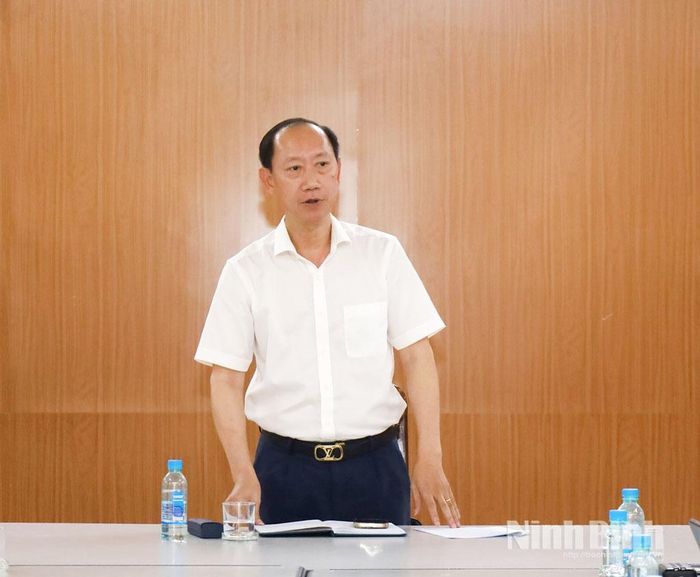 Đồng chí Lê Nguyên Ngọc, Tỉnh ủy viên, Giám đốc Sở Văn hóa và Thể thao phát tại hội nghị.