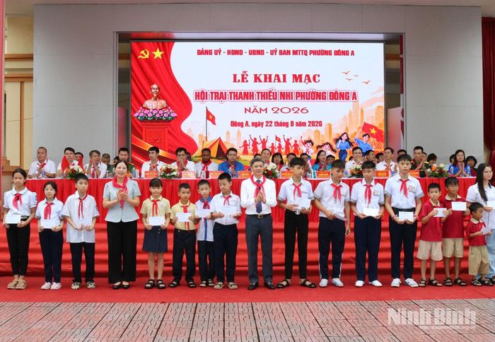 Lãnh đạo phường Đông A trao thưởng cho học sinh đạt thành tích xuất sắc trong học tập.