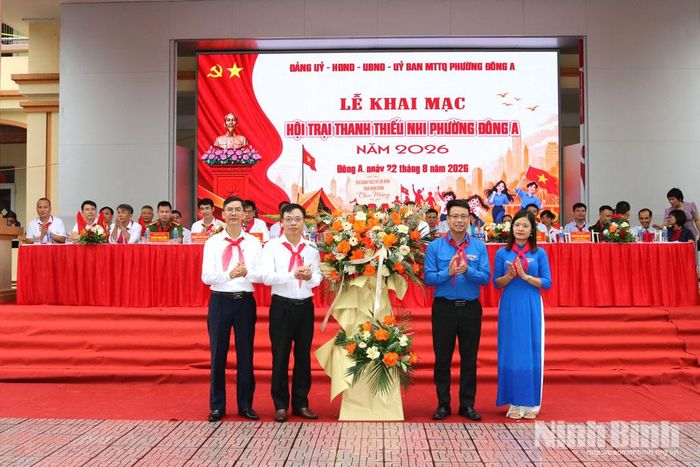 Đại diện Tỉnh Đoàn tặng hoa chúc mừng Ban tổ chức Hội trại.