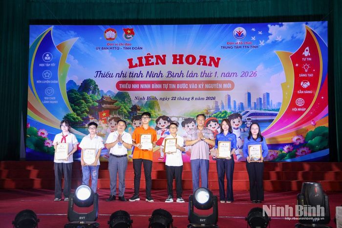 Lãnh đạo Trung tâm Thanh thiếu nhi tỉnh trao giải vẽ tranh cho các thí sinh xuất sắc.