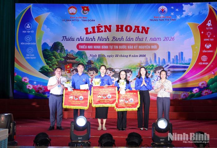 Lãnh đạo Tỉnh đoàn và các đại biểu trao giải Nhất, Nhì, Ba cho 3 cụm thi đua tiêu biểu.
