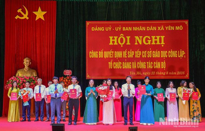 Lãnh đạo xã Yên Mô trao quyết định thành lập các Trường và công tác nhân sự sau sắp xếp.