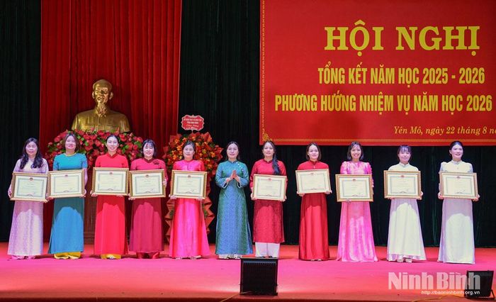 Lãnh đạo xã trao Bằng khen của UBND tỉnh cho các cá nhân có thành tích xuất sắc trong năm học 2025- 2026.