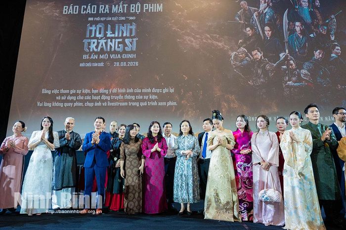 Dàn nghệ sĩ và đoàn làm phim “Hộ linh tráng sĩ - Bí ẩn mộ vua Đinh” cùng hội tụ rạng rỡ trên sân khấu sự kiện ra mắt.
