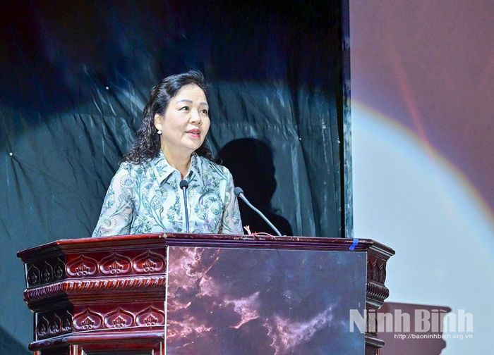 Tiến sĩ Ngô Phương Lan, Chủ tịch Hiệp hội Xúc tiến phát triển Điện ảnh Việt Nam phát biểu tại lễ ra mắt phim.
