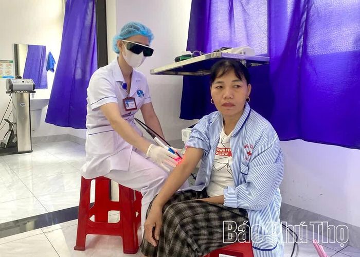 Điều trị hiệu quả bệnh đau tê bì tay bằng phương pháp điện châm.