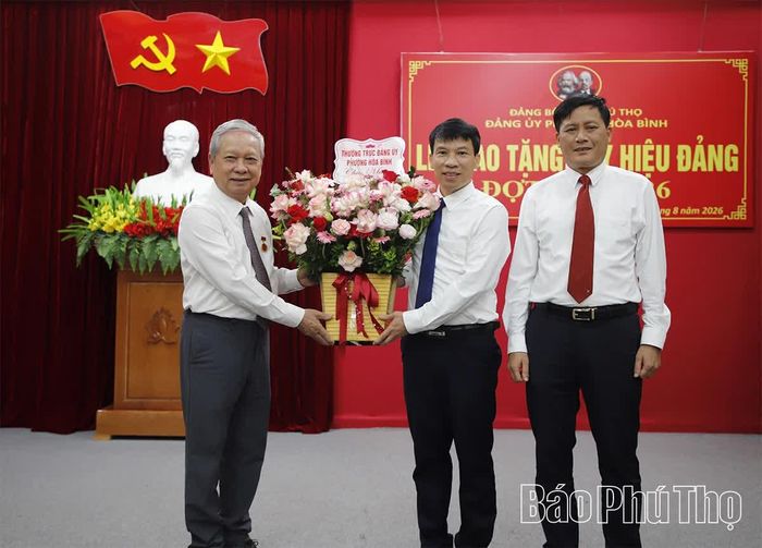 Lãnh đạo Đảng ủy, HĐND, UBND phường Hòa Bình tặng hoa chúc mừng đồng chí Bùi Văn Tỉnh.