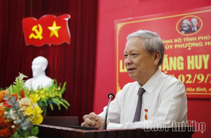 Đồng chí Bùi Văn Tỉnh phát biểu cảm ơn sự quan tâm chúc mừng của các đồng chí lãnh đạo tỉnh.