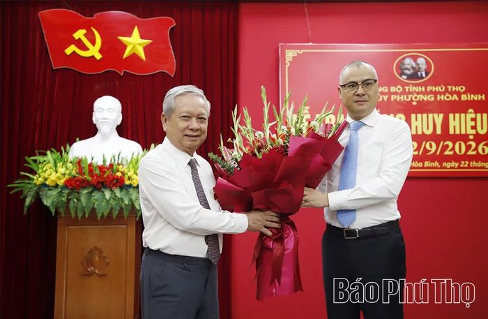 Đồng chí Bí thư Tỉnh ủy Phạm Đại Dương tặng hoa chúc mừng đồng chí Bùi Văn Tỉnh.