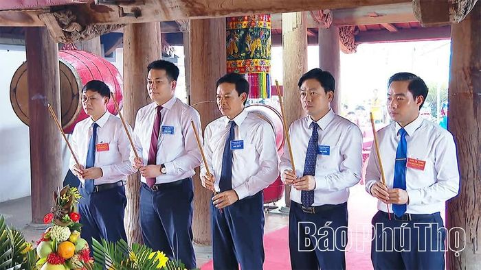 Lãnh đạo xã Đào Xá dâng hương tại Đền Đào Xá.