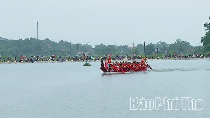 Bơi chải tại Đền Đào Xá hàng năm như một hoạt động tưởng niệm, tái hiện khí thế hào hùng của cha ông,