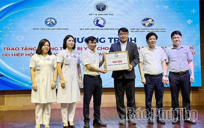 Hiệp hội Thương mại Đài Loan tại Việt Nam - Chi hội Bắc Ninh trao biểu trưng 40 giường cấp cứu cho Bệnh viện Sản Nhi Vĩnh Phúc.