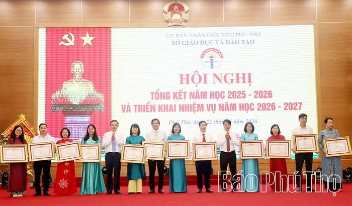 Thừa ủy quyền của Thủ tướng Chính phủ, Phó Chủ tịch UBND tỉnh Nguyễn Khắc Hiếu và Giám đốc Sở GD&ĐT Trịnh Thế Truyền trao Bằng khen của Thủ tướng Chính phủ cho các cá nhân.