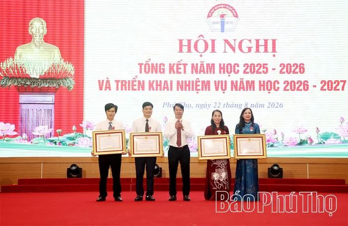 Thừa ủy quyền Chủ tịch nước, Phó Chủ tịch UBND tỉnh Nguyễn Khắc Hiếu trao Huân chương Lao động cho các cá nhân.