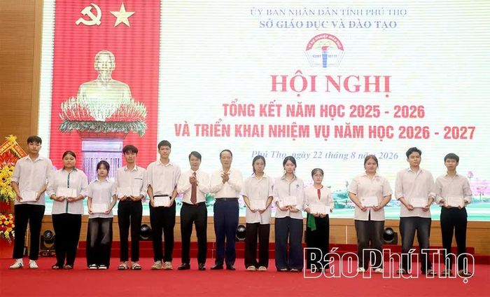 Phó Chủ tịch UBND tỉnh Nguyễn Khắc Hiếu và Tiến sĩ Nguyễn Văn Thanh - nguyên Phó Tổng Thanh tra Chính phủ, Chủ tịch Hội đồng quản lý Quỹ học bổng Thấu Đức trao học bổng cho các em học sinh có hoàn cảnh khó khăn vươn lên trong học tập.