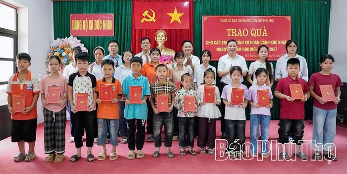 Những món quà có ý nghĩa thiết thực nhằm động viên các em học sinh vượt khó vươn lên, tự tin bước vào năm học mới.