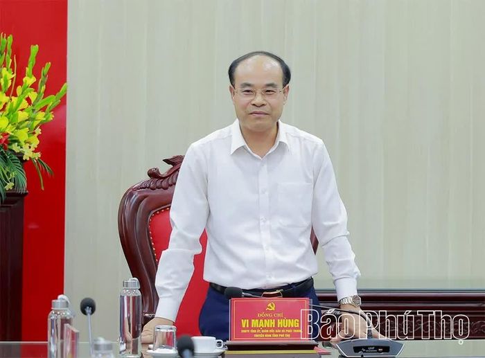Đồng chí Vi Mạnh Hùng phát biểu, cho ý kiến đối với việc thực hiện chủ trương sắp xếp cơ sở giáo dục tại các xã.