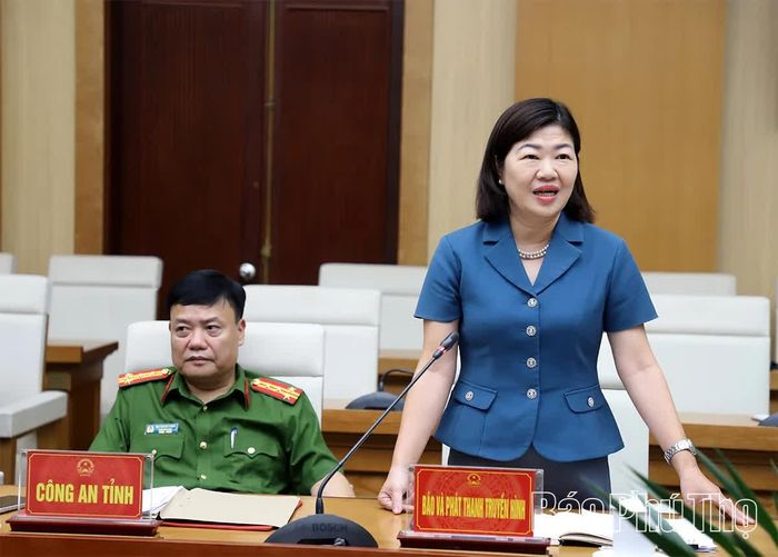 Lãnh đạo các sở, ngành phát biểu ý kiến.