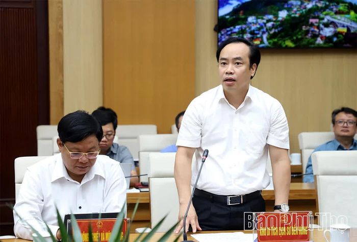 Lãnh đạo các sở, ngành phát biểu ý kiến.