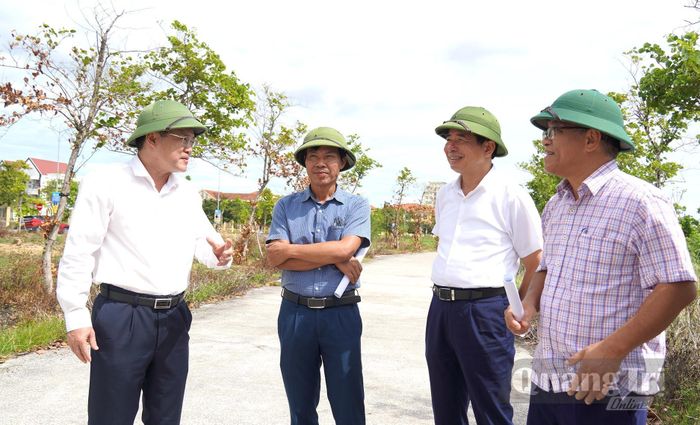 Đồng chí Phan Phong Phú, Phó Chủ tịch UBND tỉnh yêu cầu đẩy nhanh tiến độ thi công dự án - Ảnh: C.H