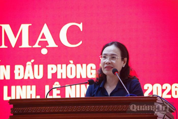 Đồng chí Phạm Thị Hân, Phó Chủ tịch Thường trực HĐND tỉnh, Phó trưởng Ban Tổ chức diễn tập tỉnh phát biểu bế mạc diễn tập chiến đấu phòng thủ xã Vĩnh Hoàng, Vĩnh Linh, Lệ Ninh năm 2026 - Ảnh: X.D
