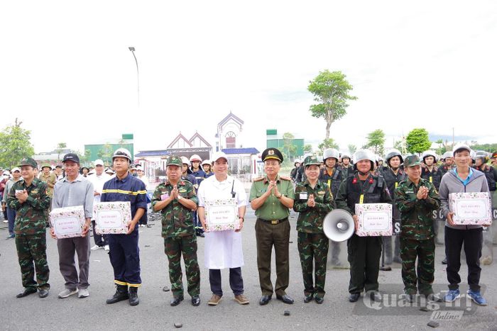 Ban Chỉ đạo diễn tập tỉnh và lãnh đạo các xã Vĩnh Hoàng, Vĩnh Linh, Lệ Ninh năm 2026 tặng quà, động viên các lực thượng tham gia thực binh A2 - Ảnh: X.D