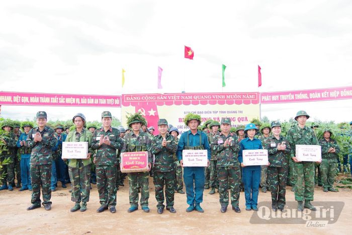 Ban Chỉ đạo diễn tập tỉnh và lãnh đạo các xã Vĩnh Hoàng, Vĩnh Linh, Lệ Ninh năm 2026 tặng quà, động viên các lực thượng tham gia thực binh “Đại đội xã chiến đấu phục kích” - Ảnh: X.D