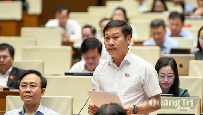 Đồng chí Nguyễn Khánh Vũ, Bí thư Đảng ủy, Chủ tịch HĐND phường Quảng Trị thảo luận về dự thảo Luật Kinh doanh bất động sản (sửa đổi) - Ảnh: N.M