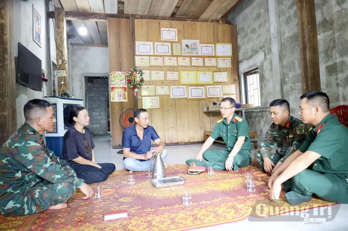 Gia đình công nhân tiêu biểu Ngô Văn Dũng và Võ Thị Hồng Giang tại Đội sản xuất số 5 thuộc Đoàn KTQP 79 - Ảnh: V.M