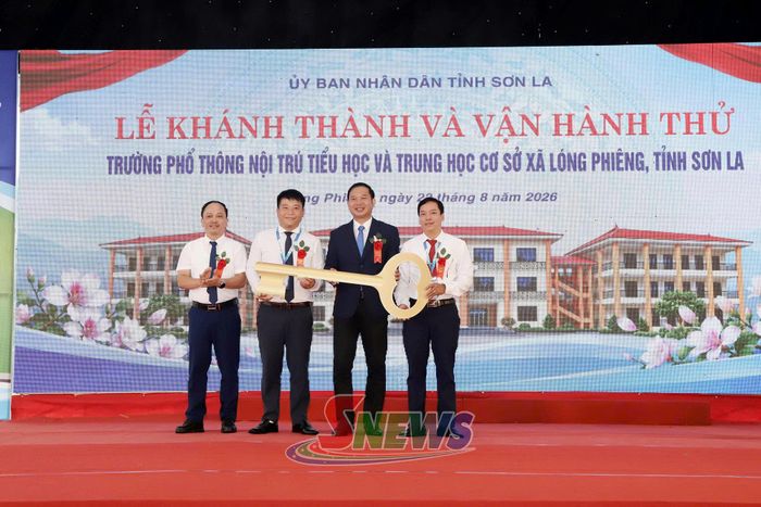 Đại diện chủ đầu tư trao chìa khóa tượng trưng cho nhà trường.