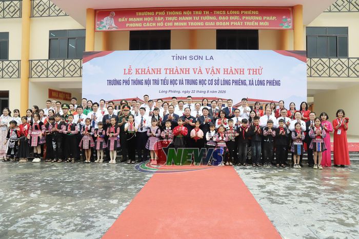 Các đại biểu chụp ảnh lưu niệm cùng thầy và trò nhà trường.
