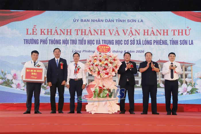 Các đồng chí lãnh đạo tỉnh tặng hoa, quà chúc mừng nhà trường.