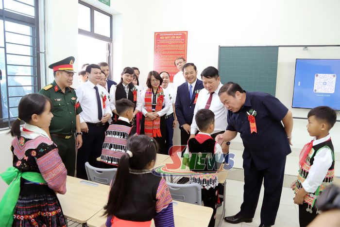 Các đại biểu tham quan phòng học.