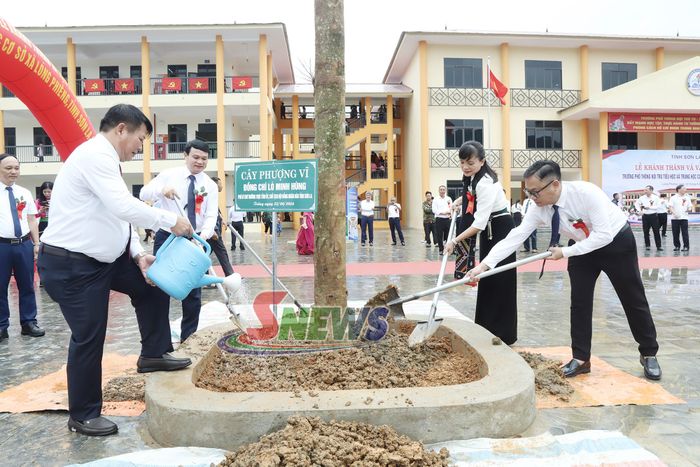 Các đại biểu trồng cây lưu niệm.