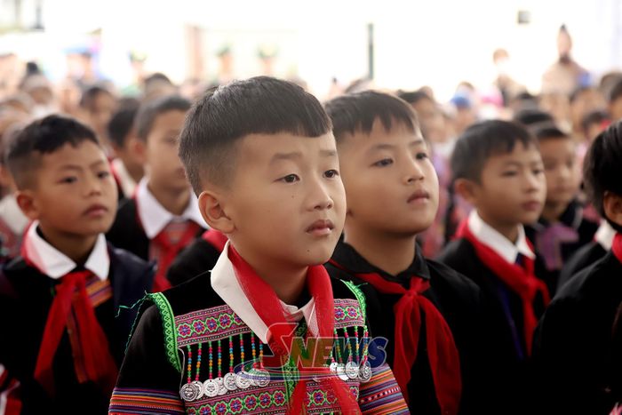 Các em học sinh Trường phổ thông nội trú Tiểu học và THCS Lóng Phiêng.