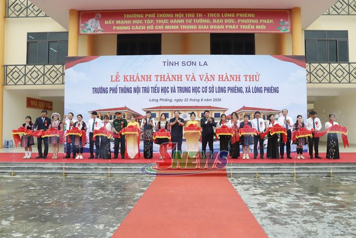 Các đại biểu cắt băng khánh thành công trình.