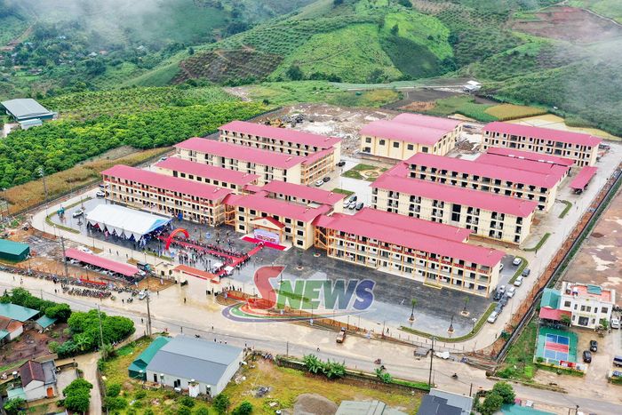 Trường phổ thông nội trú Tiểu học và THCS Lóng Phiêng.