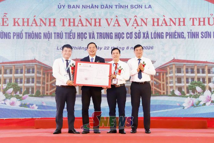 Chủ tịch UBND xã Lóng Phiêng trao Giấy chứng nhận quyền sử dụng đất cho nhà trường.