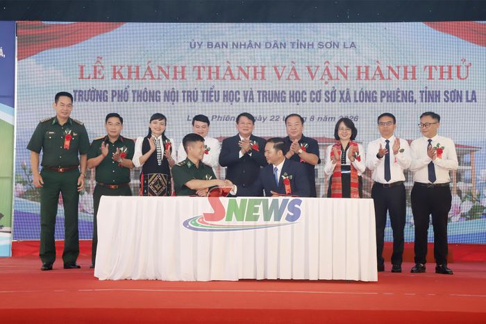 Đồn Biên phòng Chiềng Tương tổ chức kết nghĩa với Trường phổ thông nội trú Tiểu học và Trung học cơ sở xã Lóng Phiêng ký kết quy chế phối hợp.