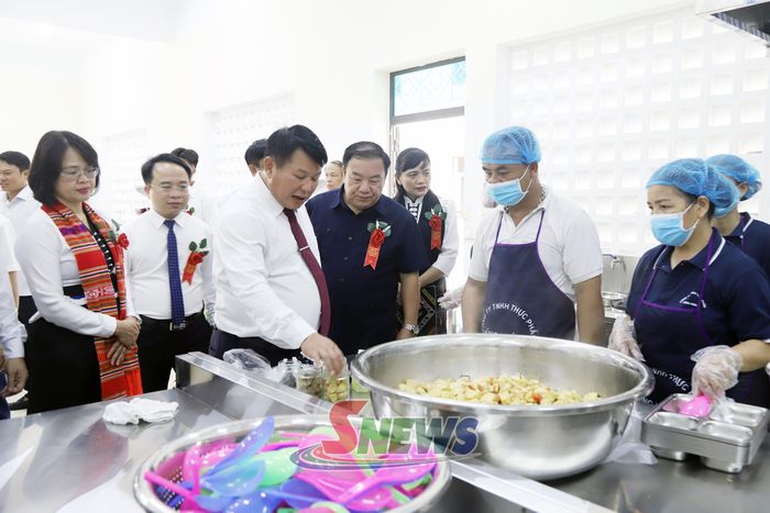 Các đại biểu tham quan khu bếp ăn.
