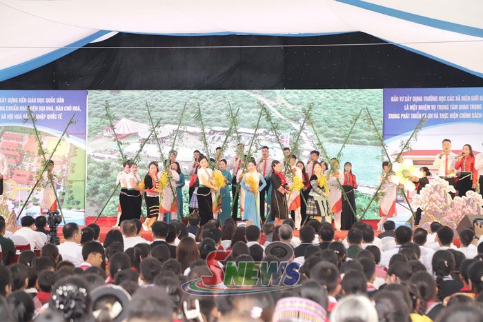 Văn nghệ tại lễ khánh thành.