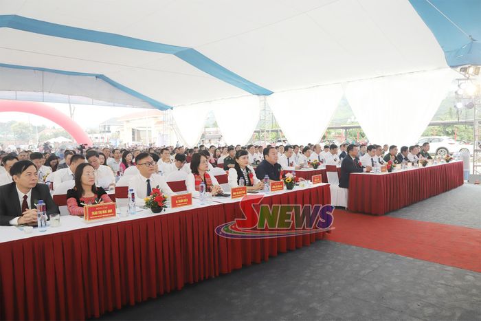 Các đại biểu dự lễ khánh thành.