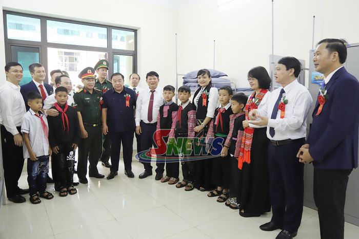 Các đại biểu thăm quan phòng ở nội trú của các em học sinh.