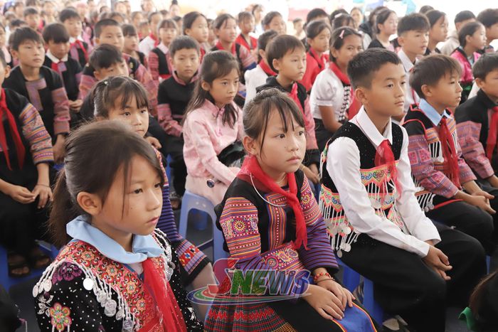 Các em học sinh Trường phổ thông nội trú Tiểu học và THCS Lóng Phiêng.