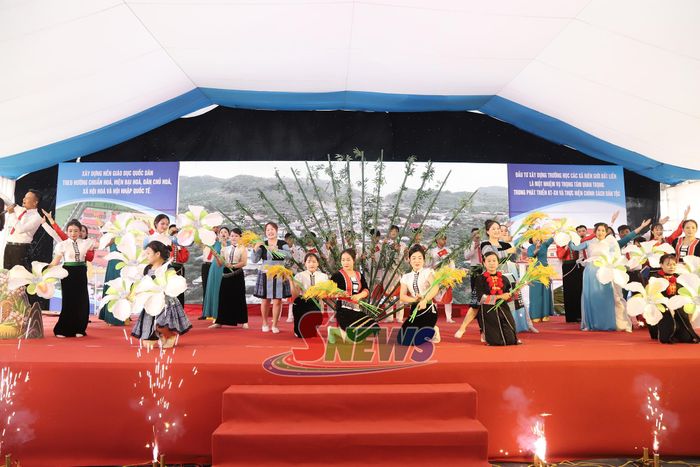 Văn nghệ tại lễ khánh thành.