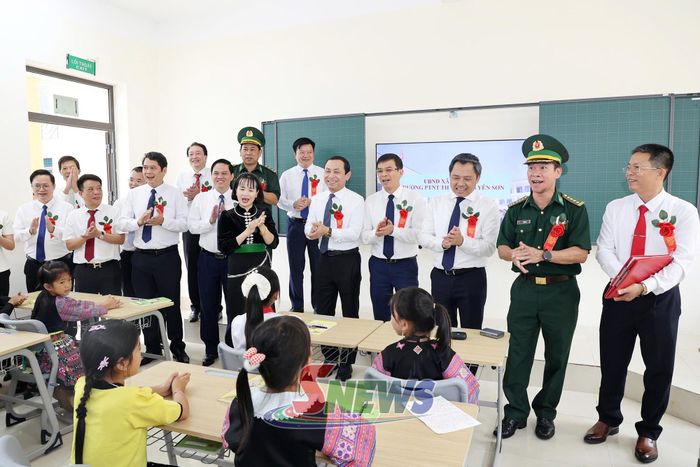 Các đồng chí lãnh đạo tỉnh tham quan các phòng học.