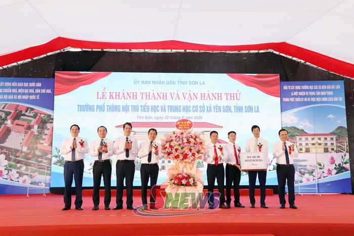 Lãnh đạo tỉnh tặng hoa chúc mừng nhà trường.
