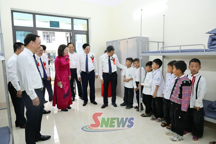 Các đồng chí lãnh đạo tỉnh tham quan khu nội trú.